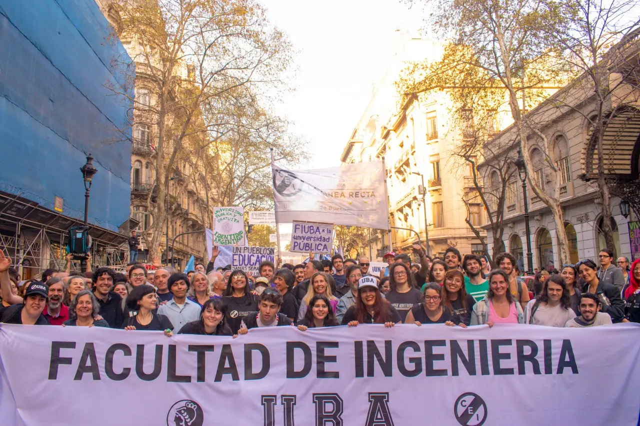 Marcha universitaria con banderas